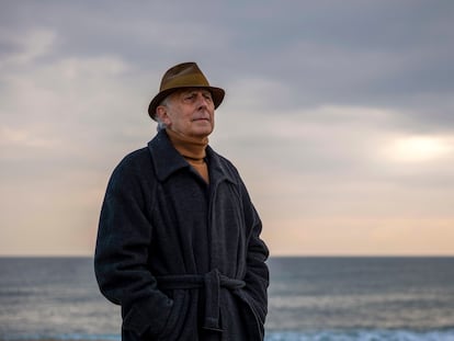 José Enrique Ruiz-Domènec, historiador y escritor, fotografiado en la playa de la Barceloneta.