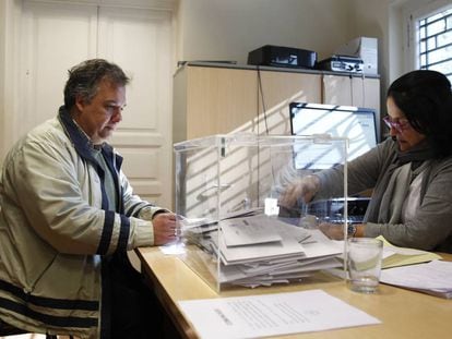 Un ciudadano vota en el Consulado español en Montevideo en junio de 2016.