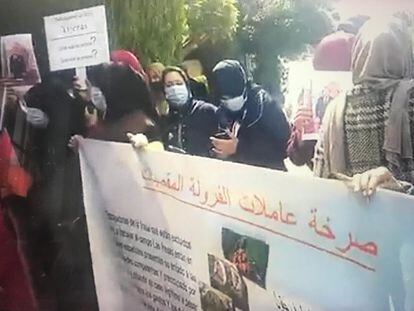 Un grupo de temporeras marroquíes denuncia no poder viajar a España a trabajar en la recogida de la fresa en Casablanca (Marruecos).