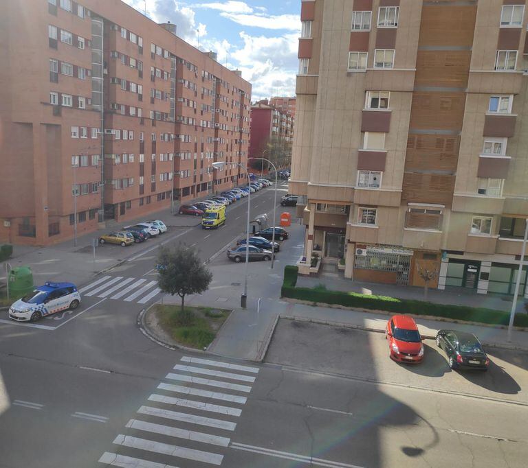 Un coche de Policía patrulla Valladolid en una imagen de archivo.