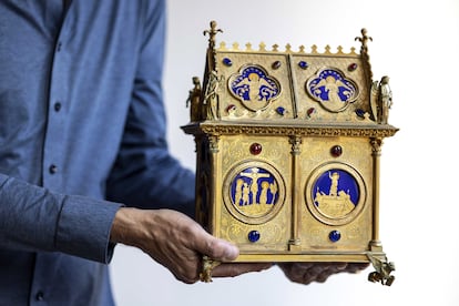 Detalle del lateral del cofre.