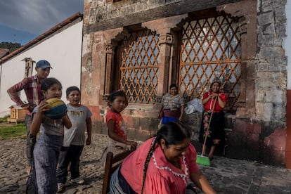 Mujeres y niños trabajando a las puertas de la iglesia.