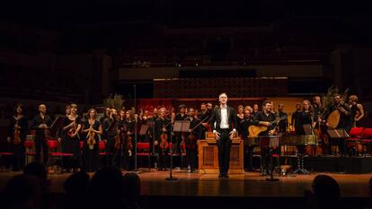 Sébastien Daucé y su Ensemble Correspondances saludan al público que llenaba el Vredenburg de Utrecht.