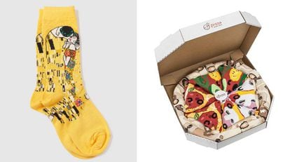 Un par de calcetines con el diseño del cuadro de 'El beso', de Gustav Klimt, y una caja con calcetines con dibujos de pizzas de diferentes sabores.