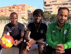 De dcha. a izq. Cece Moussa, Amadou Sara Bah y Mahmmoud Ahmed, miembros del equipo de fútbol de CEAR Alicante.