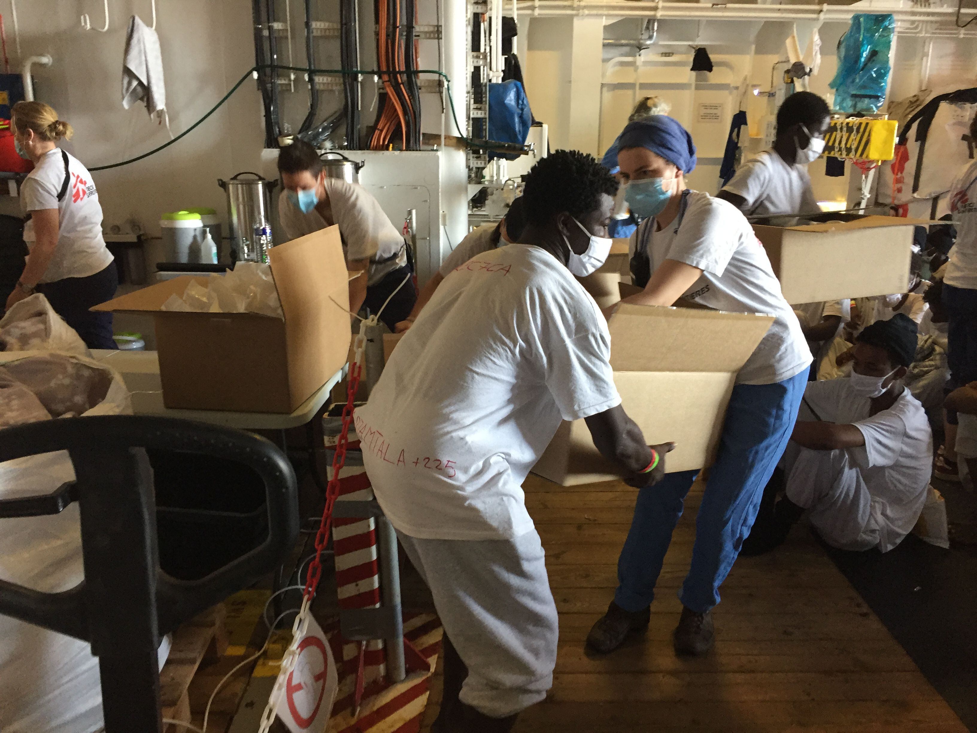 John, de Costa de Marfil, ayuda al equipo de MSF a distribuir las raciones de comida.