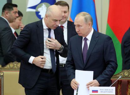 El ministro de Finanzas ruso, Anton Siluanov (a la izquierda), conversa con el presidente, Vladímir Putin, en 2019.