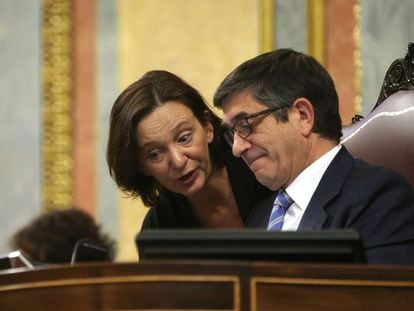 Carolina Bescansa conversa amb el president del Congrés, Patxi López.