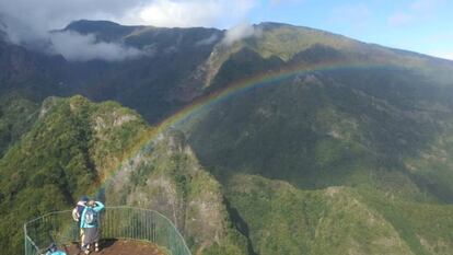 Mirador en el Pico do Areeiro, el más alto de Madeira, a 1818 m de altitud.