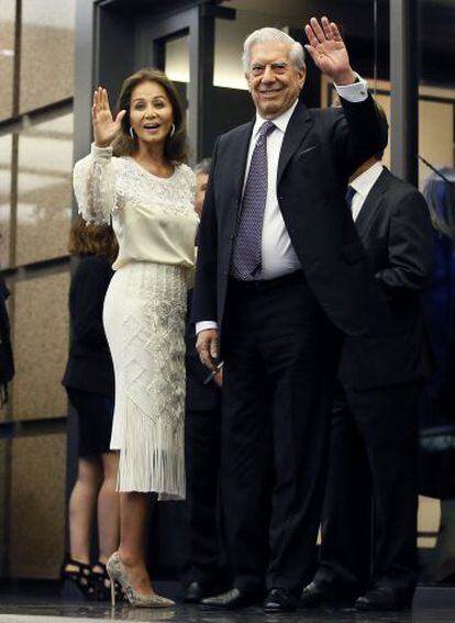 Mario Vargas Llosa y su pareja Isabel Preysler a su llegada.