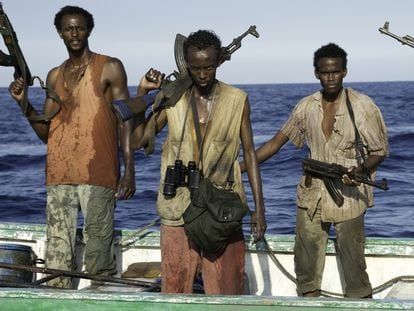 Piratas somalíes en un fotograma de la película 'Capitán Phillips'.