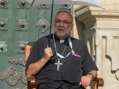El arzobispo de Oviedo, Jesús Sanz Montes, a comienzos de agosto, durante la inauguración y acto de acogida de la peregrinación europea de jóvenes en Santiago de Compostela.
