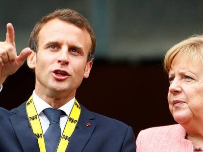 Emmanuel Macron charla con Angela Merkel durante su encuentro en Alemania el 10 de mayo.