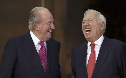 El rey Juan Carlos y el ministro de Asuntos Exteriores José Manuel García-Margallo en un homenaje al Monarca en octubre de 2014.