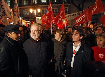 Carlos Berzosa (con barba), rector de la Complutense, en la manifestación por la universidad pública.