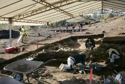 Trabajos arqueológicos de excavación en el castro de Besomaño, en Ribadumia.