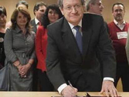 El presidente de Aena, Juan Lema, en el momento de la firma del acuerdo con los sindicatos