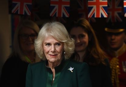 La reina consorte acude a la fundación Barnardo's para donar los osos Paddington con los que los británicos homenajearon a Isabel II, el 24 de noviembre de 2022, en Londres.