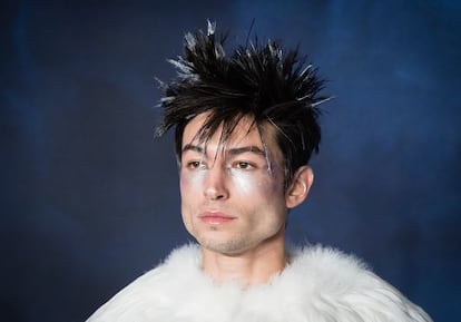 Ezra Miller asiste al estreno británico de 'Animales fantásticos: Los crímenes de Grindelwald' en Londres el 13 de noviembre de 2018.