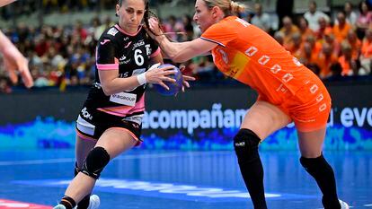 Carmen Campos, este domingo en una acción ofensiva del España-Países Bajos, en la tercera jornada del Preolímpico de balonmano en Torrevieja (Alicante).