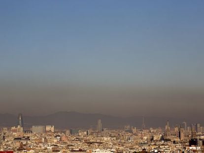 Manto de contaminació sobre la ciudad de Barcelona, en 2013.