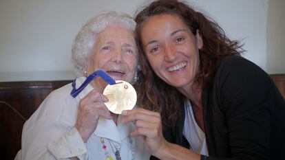 Encarna Hernández junto a Laia Palau, posando con la medalla de oro del Europeo de 2017 lograda por la capitana de la selección española. / Raquel Barrera