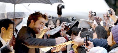 Robert Pattinson firma autógrafos a sus seguidoras asiáticas
