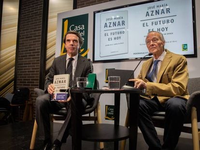 José María Aznar y Josep Piqué en la Casa del Libro en Barcelona.