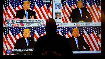 Donald Trump habla desde la Casa Blanca proyectado en las pantallas en una fiesta de la noche de las elecciones, el 3 de noviembre de 2020, en Las Vegas.