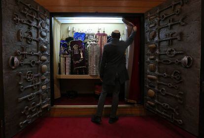 Un hombre abre el 'Hejal', recámara donde están los rollos de la Torá, en una sinagoga de Madrid.