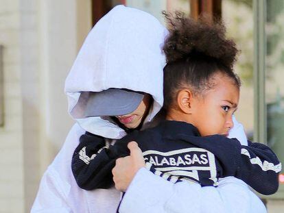Kim Kardashian, con su hija, en Nueva York un día después del robo sufrido en París.