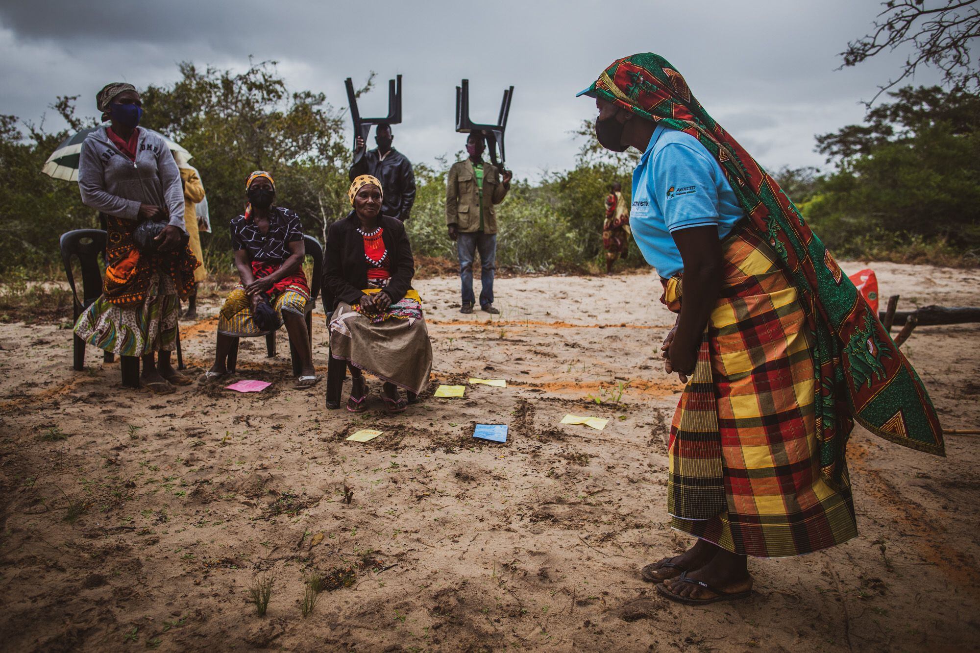 Un momento de la actividad llamada 'Despertar' organizada por la ONG Ongawa con los vecinos de Calanga, Manhiça, en el sur de Mozambique. Sirve para explicar la importancia de tener agua y saneamiento adecuados para prevenir enfermedades de transmisión hídrica. Pincha en la imagen para ver la fotogalería completa.