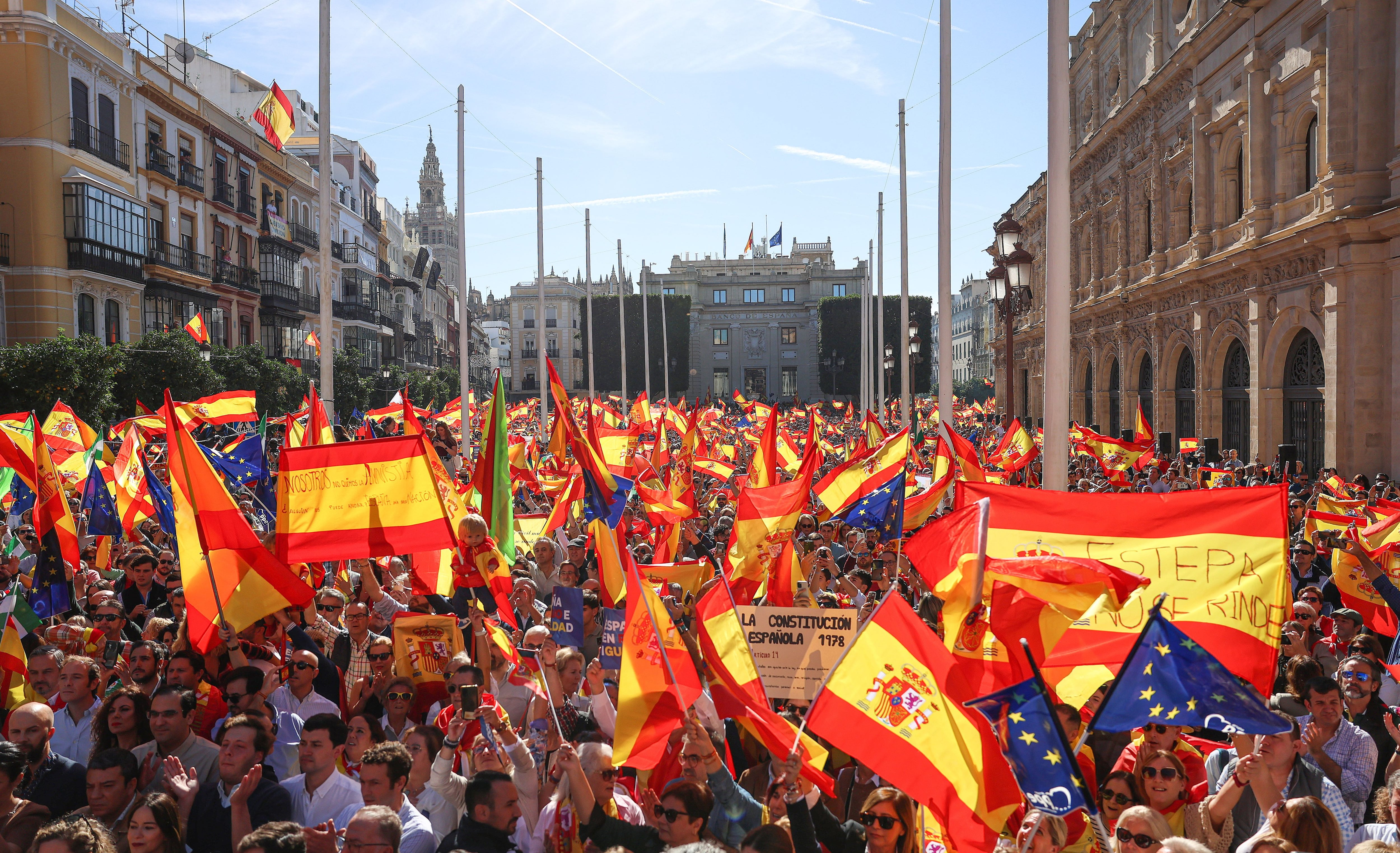 La concentración organizada por el PP en contra de la amnistía en Sevilla.