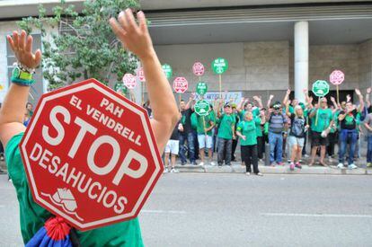 La PAH ocupa un bloque en El Vendrell.