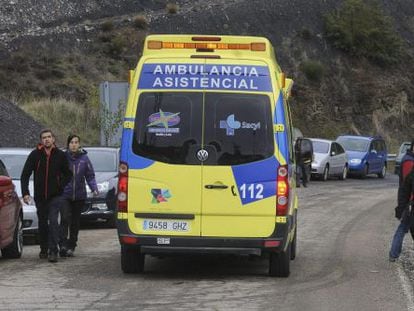 Una ambulancia abandona el pozo Emilio del Valle.