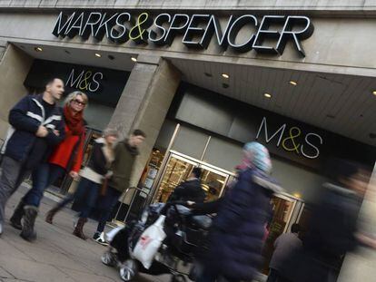 Varias personas pasan junto a una tienda de Marks and Spencer en Londres 