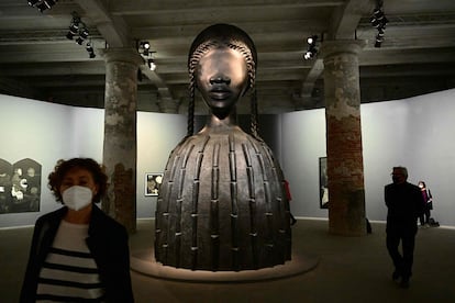 'Brick House' (2019), escultura de la estadounidense Simone Leigh, junto a obras de la cubana Belkis Ayón, este martes en el Arsenale de Venecia.