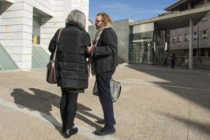 Rosa C.T., de espaldas, afectada por electrosensibilidad, conversa con la doctora Carmen Valls, ante el tribunal de Lleida, donde ha testificado como perito a su favor en el juicio celebrado este jueves.