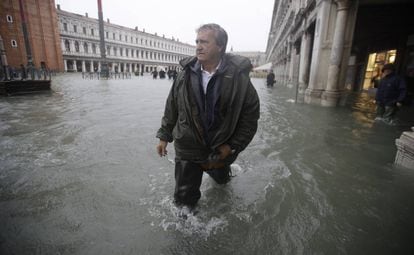 El alcalde de Venecia, Luigi Brugnaro, camina por la plaza de San Marcos, totalmente inundada.