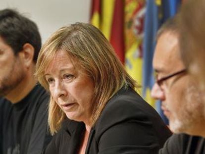 La coordinadora general de EUPV, Marga Sanz, rodeada de los diputados de su grupo en las Cortes Valencianas.