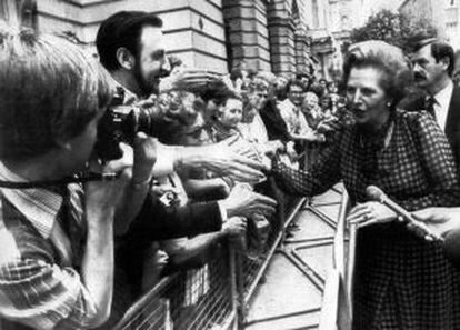 Margaret Thatcher saluda a la gente reunida ante el 10 de Downing Street después de ser reelegida en 1983.