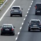 MADRID, 31 de julio de 2021 - Vehículos este sábado, al cruzar la A-2, por la autovía de Guadalajara, a la altura de Alcolea del Pinar, para la operación de salida. EFE / Víctor Lerena