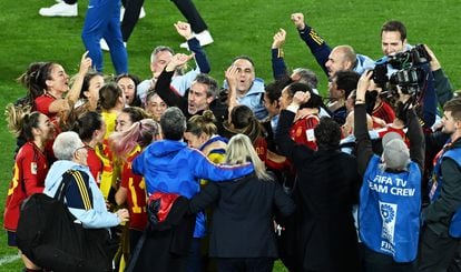 El seleccionador de España, Jorge Vilda, junto con el equipo técnico y las jugadoras tras el final del partido.  