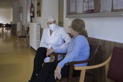 La nova directora de la residència parla amb una resident.