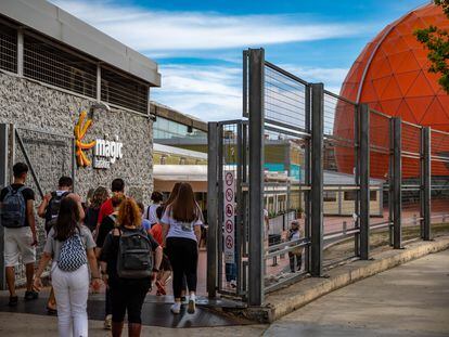 Un grupo de menores entrando en el centro comercial Màgic de Badalona en junio de 2023, lugar donde se han producido varias agresiones sexuales en el último año.