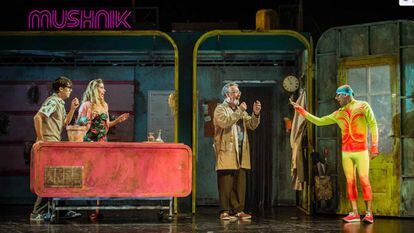 Un momento de la representación de 'La tienda de los horrores', en el Teatre Grec.