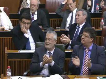 Griñán aplaude junto a su socio de IU, Diego Valderas, la intervención del portavoz de Izquierda Unida.