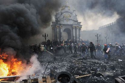 Los manifestantes avanzan saltando las barricadas policiales. Atrás quedan el fuego y un paisaje de destrucción. Esa jornada murieron en la capital de Ucrania 26 personas, al menos, tras saltar por los aires una precaria tregua.