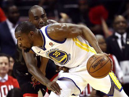 Kevin Durant finta ante Mbah a Moute.