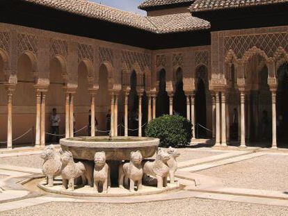 El patio de los Leones de la Alhambra de Granada.